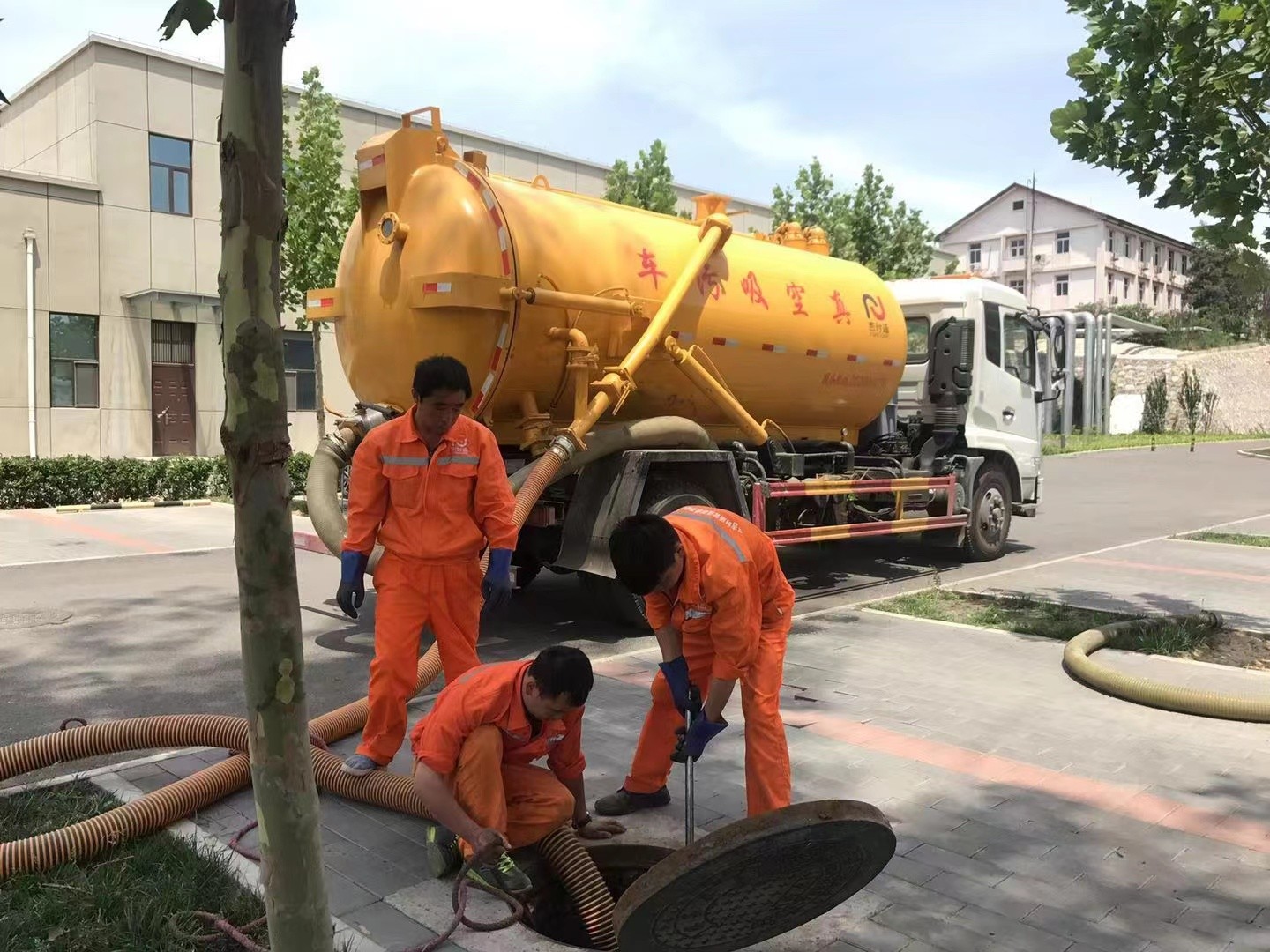 平舆管道疏通车停在窨井附近