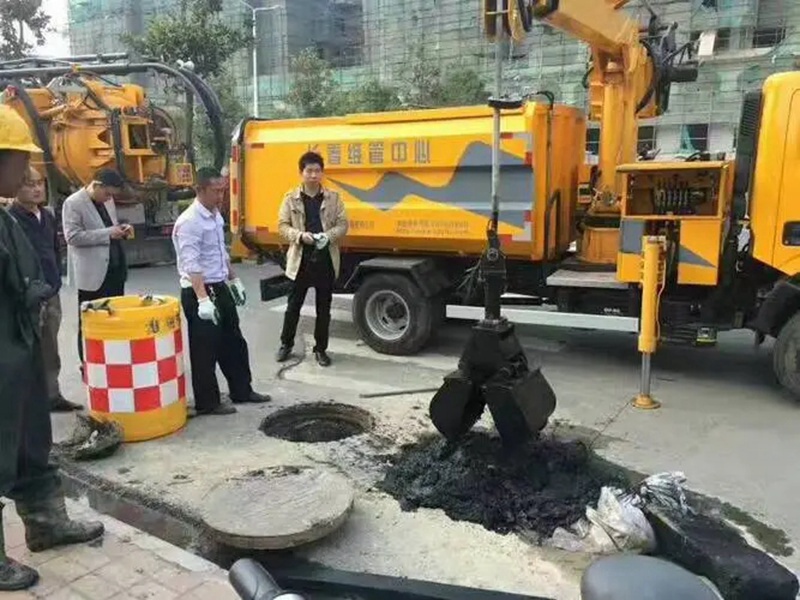 平舆街道：网格员化身“清道夫”，为民解忧疏通“堵心”化粪池
