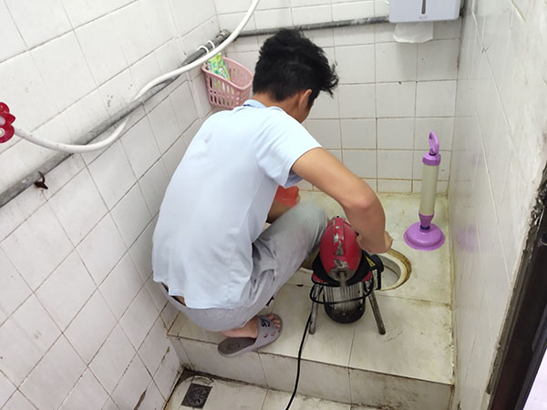 平舆肥皂掉到马桶里把马桶堵住了怎么办？马桶堵住了怎么办